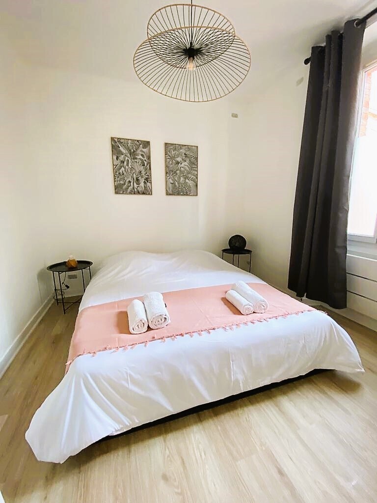 Grand appartement récemment rénové — Chambre avec lit king-size