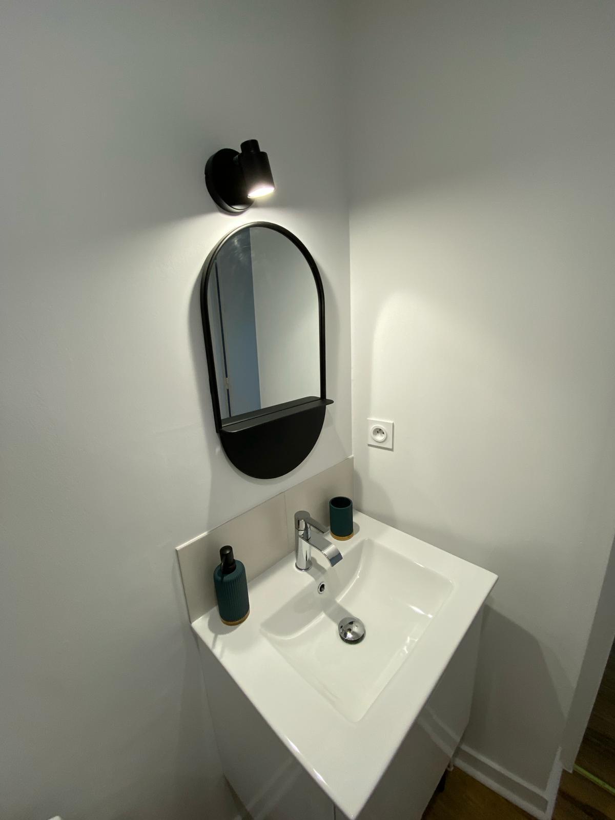 Cœur de Laval: Charmant 2 pièces — Salle de bain