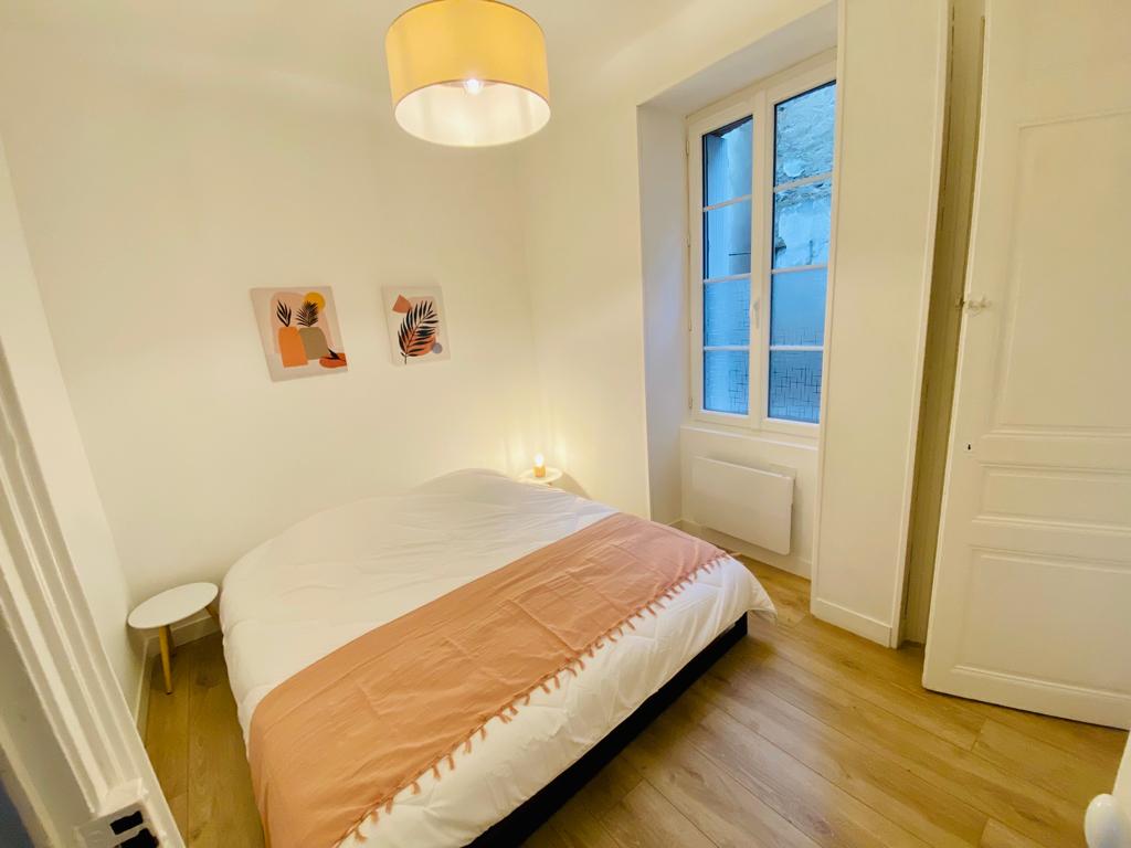 Appartement rénové Cœur Centre Ville — Chambre avec lit king-size