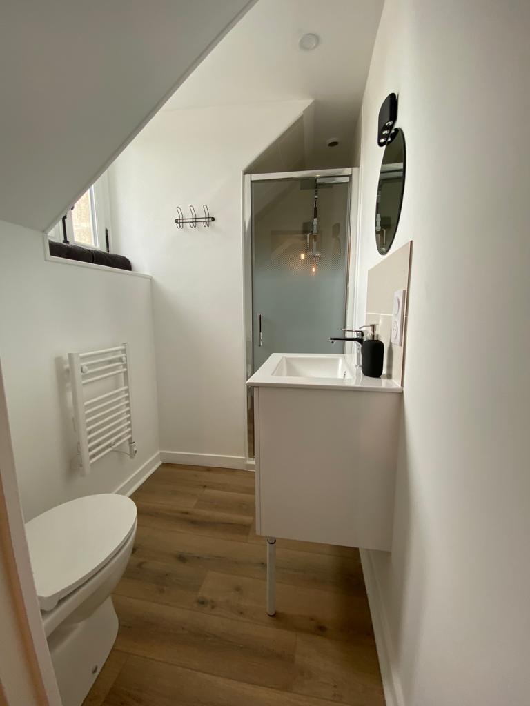 Laval à vos Pieds: 2 pièces rénovés — Chambre avec lit king-size